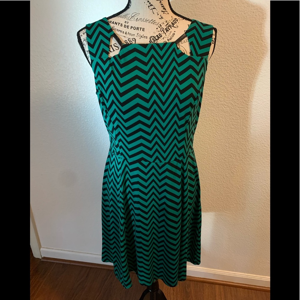 🌼Chevron Black and Green Dress Size 12